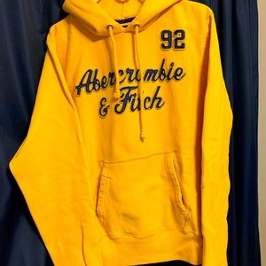 Men’s hooded sweater.